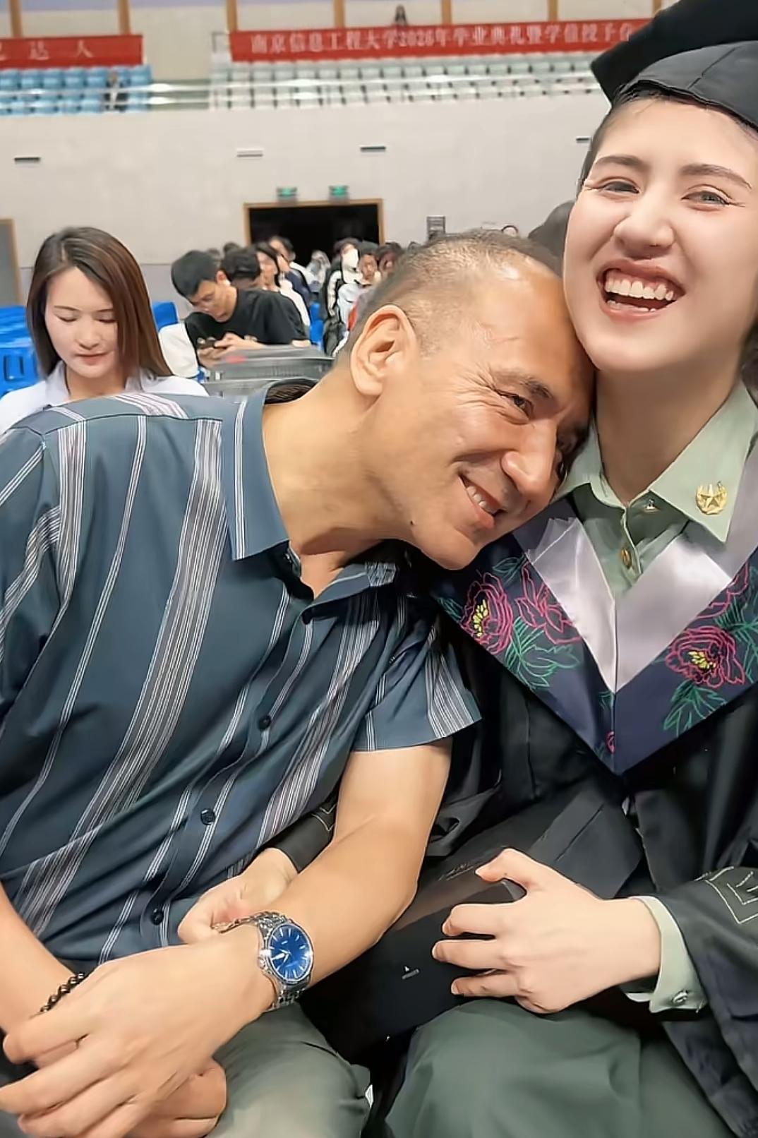一个几十岁的大男人，却突然靠在女孩的肩头撒起娇来，真实原因更是让人瞬间感动哭了。
