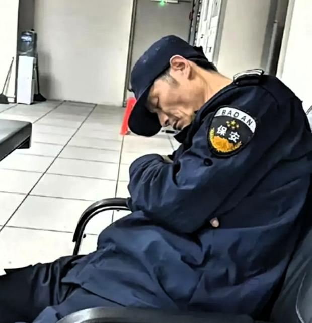 毫无人性！连正常生理需求都不放过！”
凌晨3点半，60岁保安打了16分钟盹，公司