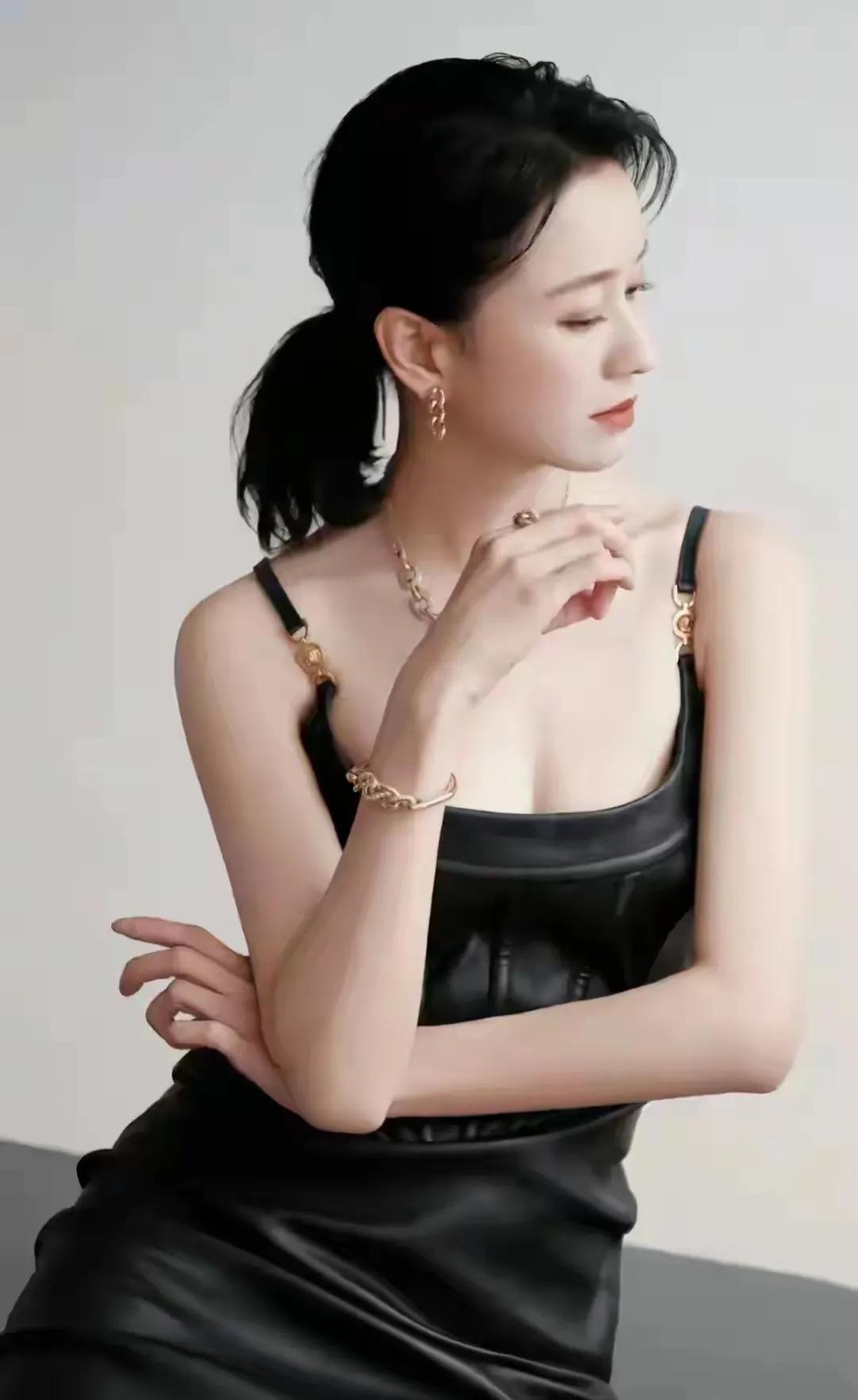 邂逅倪虹洁，仿佛空气中都弥漫着她独有的女人香，那是一种成熟而不失温婉，优雅中透着