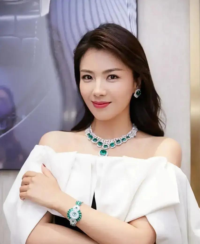 真正压垮婚姻的从来不是债务，而是还债的那个人再也没空回头看你一眼。

刘涛那四年