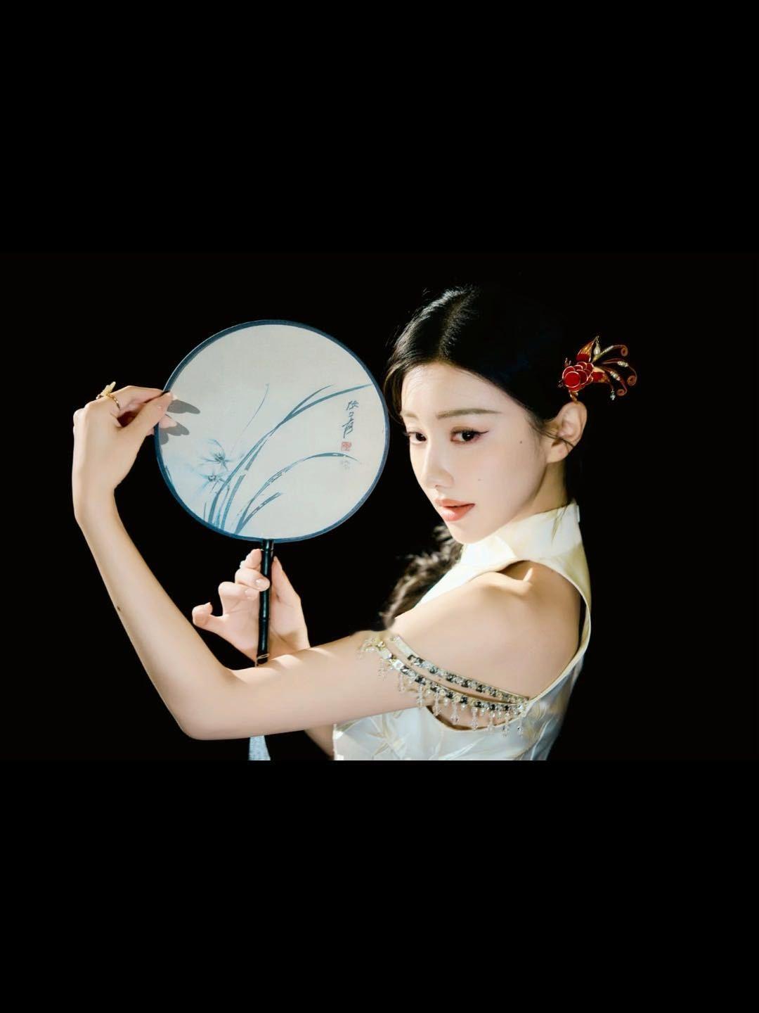 王鹤润央视跨年美成啥了王鹤润央视跨年造型直接美到心巴！一袭浅杏色旗袍勾勒玲珑身段