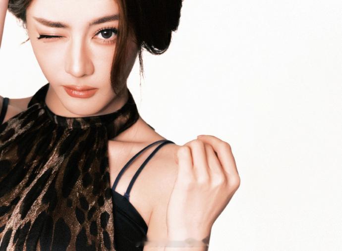 金鹤龙给迪丽热巴画的热辣野豹妆迪丽热巴热辣野豹妆 ​​​看完这个妆造真心感慨，金
