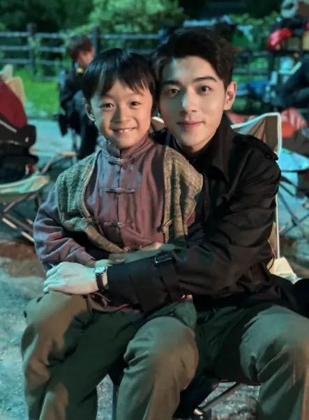 9岁，本该在操场奔跑、在书桌前写作业的年纪，杭州男孩李星澄却已在短剧片场日入20