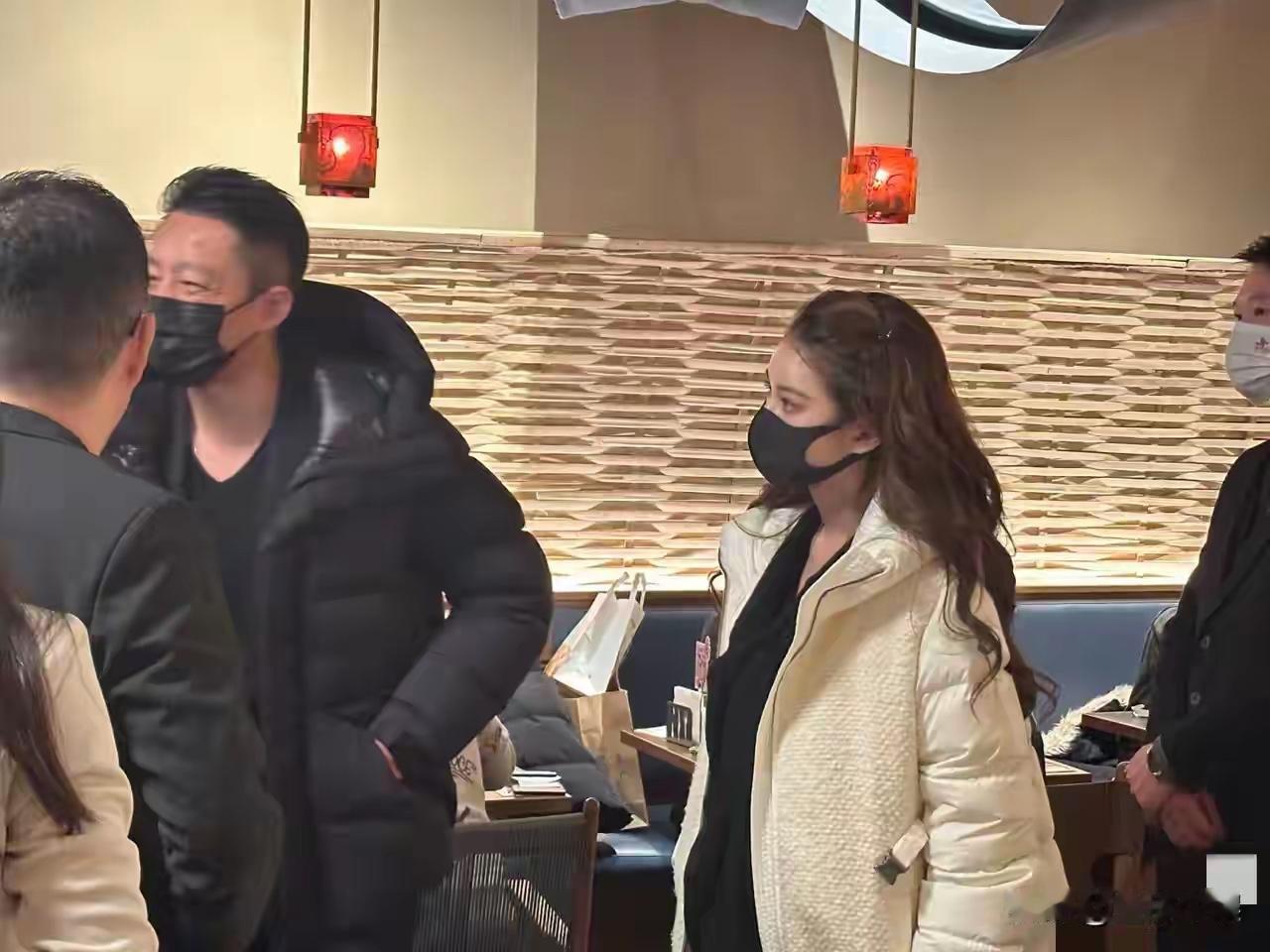 小菲有点特别好，就是去到哪里，都会带着家人一起去。主要是小梅也愿意陪着他一起，真