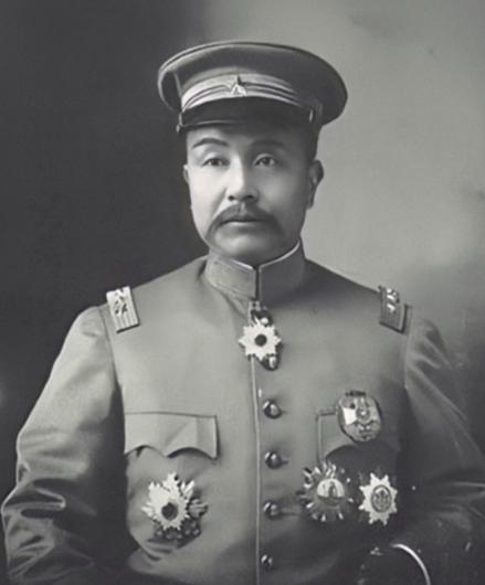 临死前，袁世凯把儿子叫到床前：“你不要送葬，开枪打死穿红衣服的人。”几天后，他又