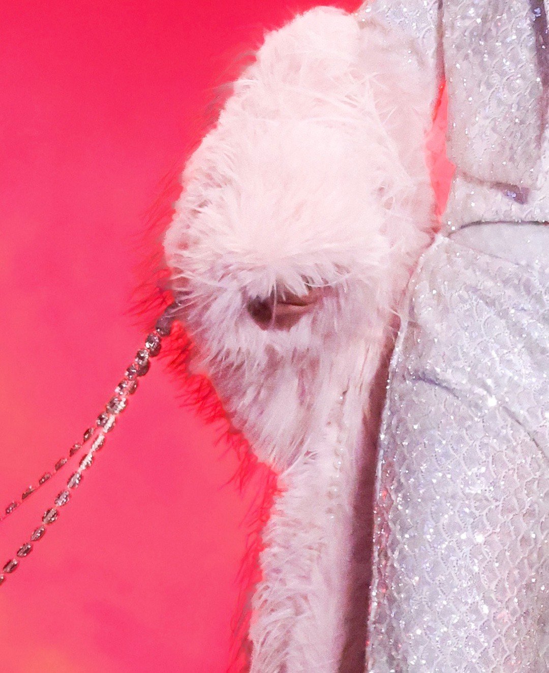 不知道的还以为手里是银色珠宝链条⛓求调教…🥵 