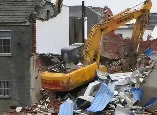 强拆的代价！江苏扬州，一男子的饭店遭到强拆行为，相关部门称他的饭店属于违章建筑，