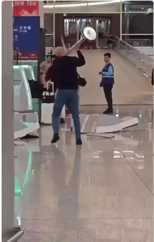 2026年2月16日的两起涉外事件，用最直观的画面展现出天壤之别的处事态度。清晨