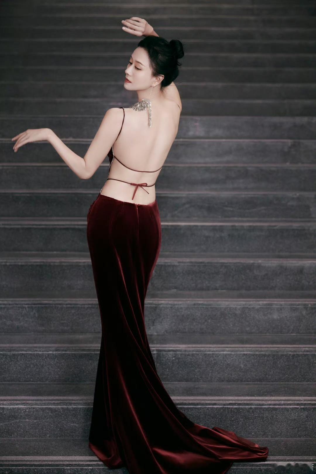 倪虹洁阿婆说唱给奶奶听 倪虹洁用吴侬细语演绎，格洛瑞亚的歌声仿佛具象化，温柔得像