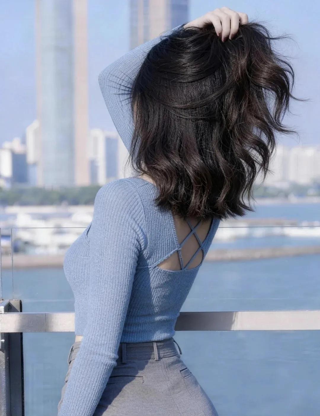 中长发发型，这款发型好看吗中长发 女人年纪大了是留长发好看还是短发好看 气质款中