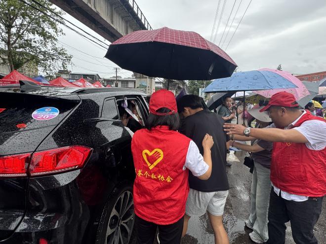 聚行业合力 护逐梦之路 ——旺苍县社会组织暖心送考在行动
    
  又是一年