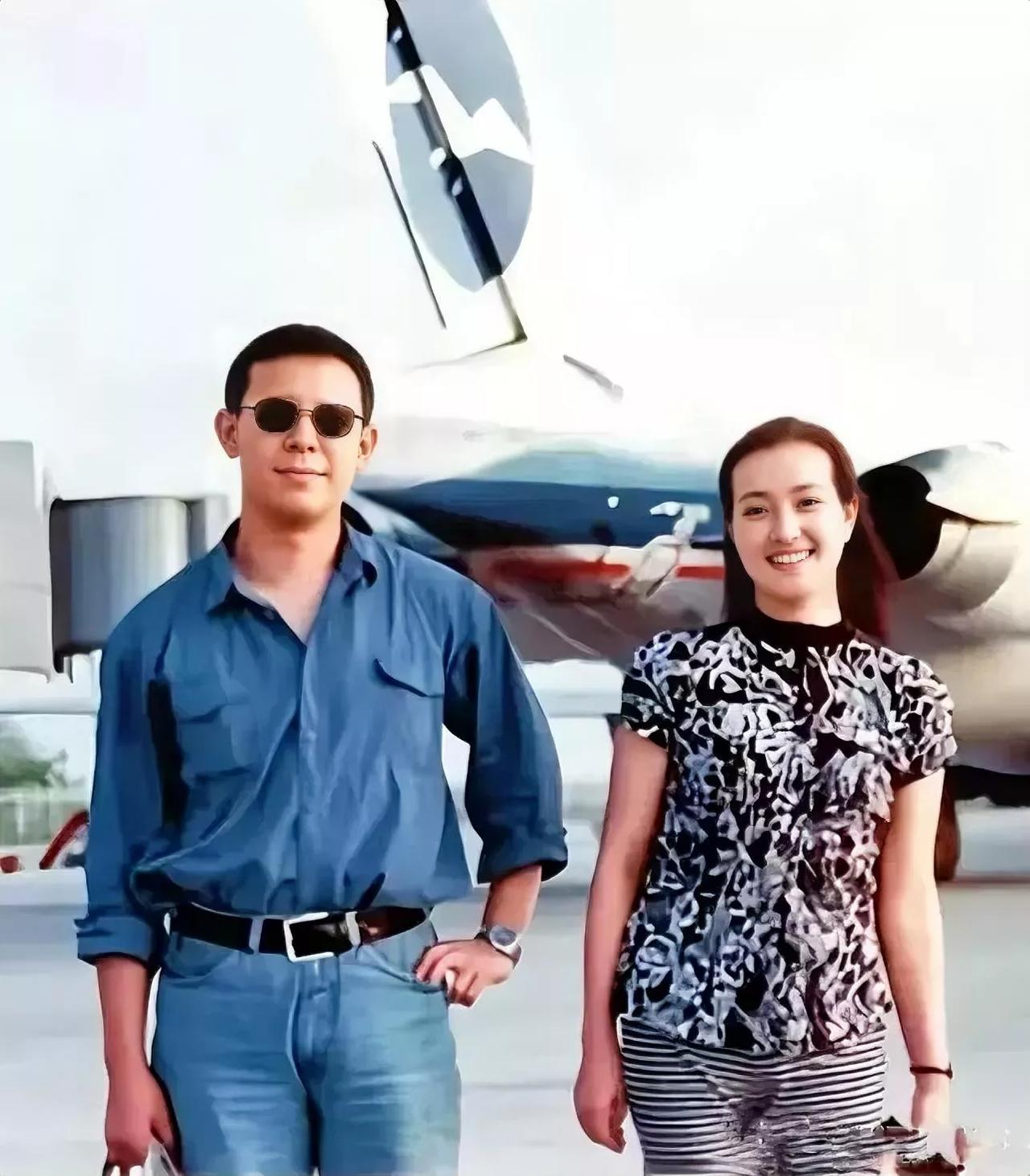 1992年，天津机场，40岁的刘晓庆和29岁的姜文在一起合影。年轻真好，那时刘晓