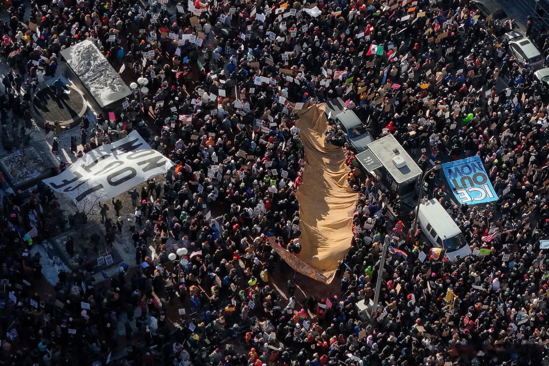 【美国各地举行示威游行，抗议美国移民及海关执法局】（路透社）——在两名美国公民被