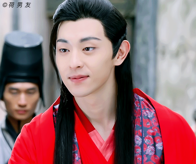 税伦也不帅这小男生主要是气质太幼了眼睛鼻子还好看点儿 