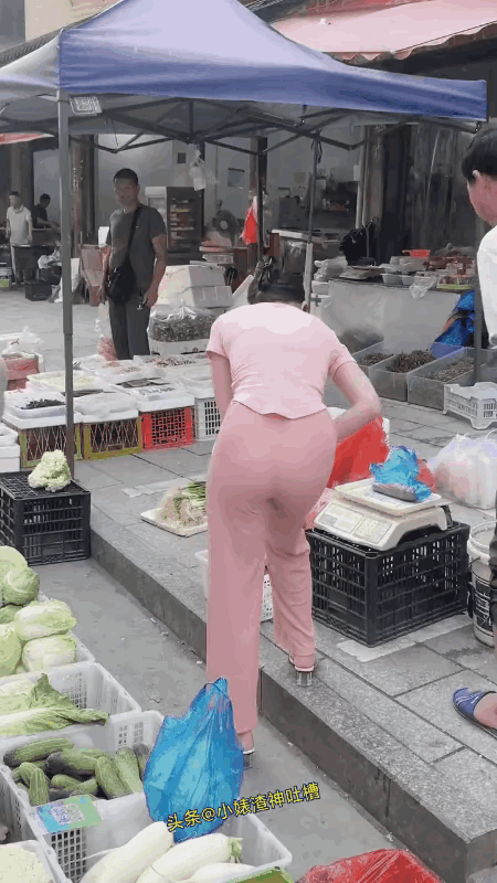 这个媳妇身材颜值没得说，看店后生意也越来越好了，真是美丽贤惠又能持家！谁娶到是谁