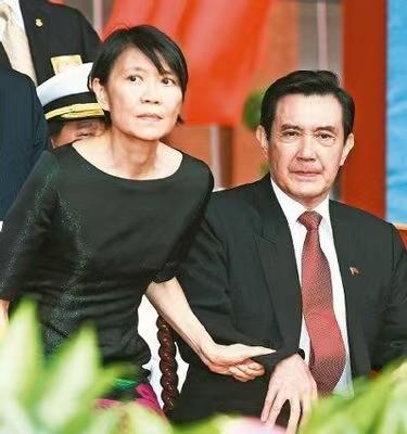 马英九到底站哪边？

今天，马英九老婆周美青和姐姐马以南
发表声明希望马英九安享