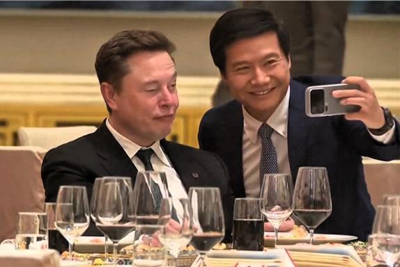 昨晚在人民大会堂应邀参加国宴的中方企业家（名次不分先后）：

曹晖：福耀玻璃 董