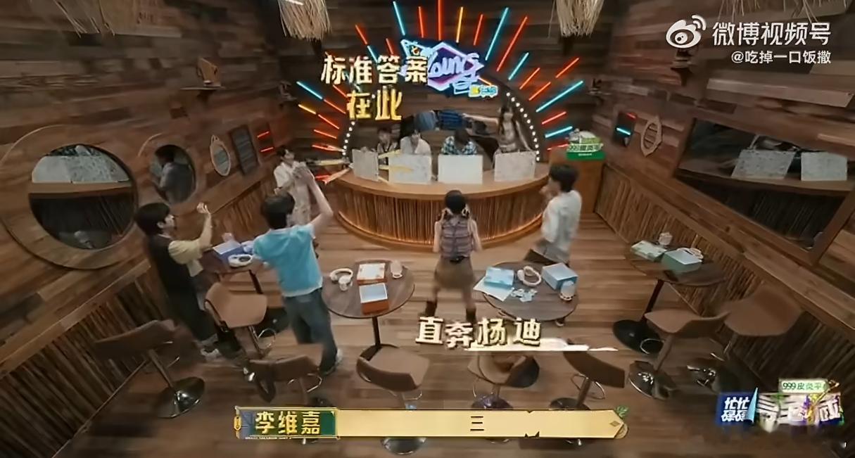 杨迪画画把半个娱乐圈得罪完了杨迪超写实派画工，画自己画的也太狠了，但该说不说确实