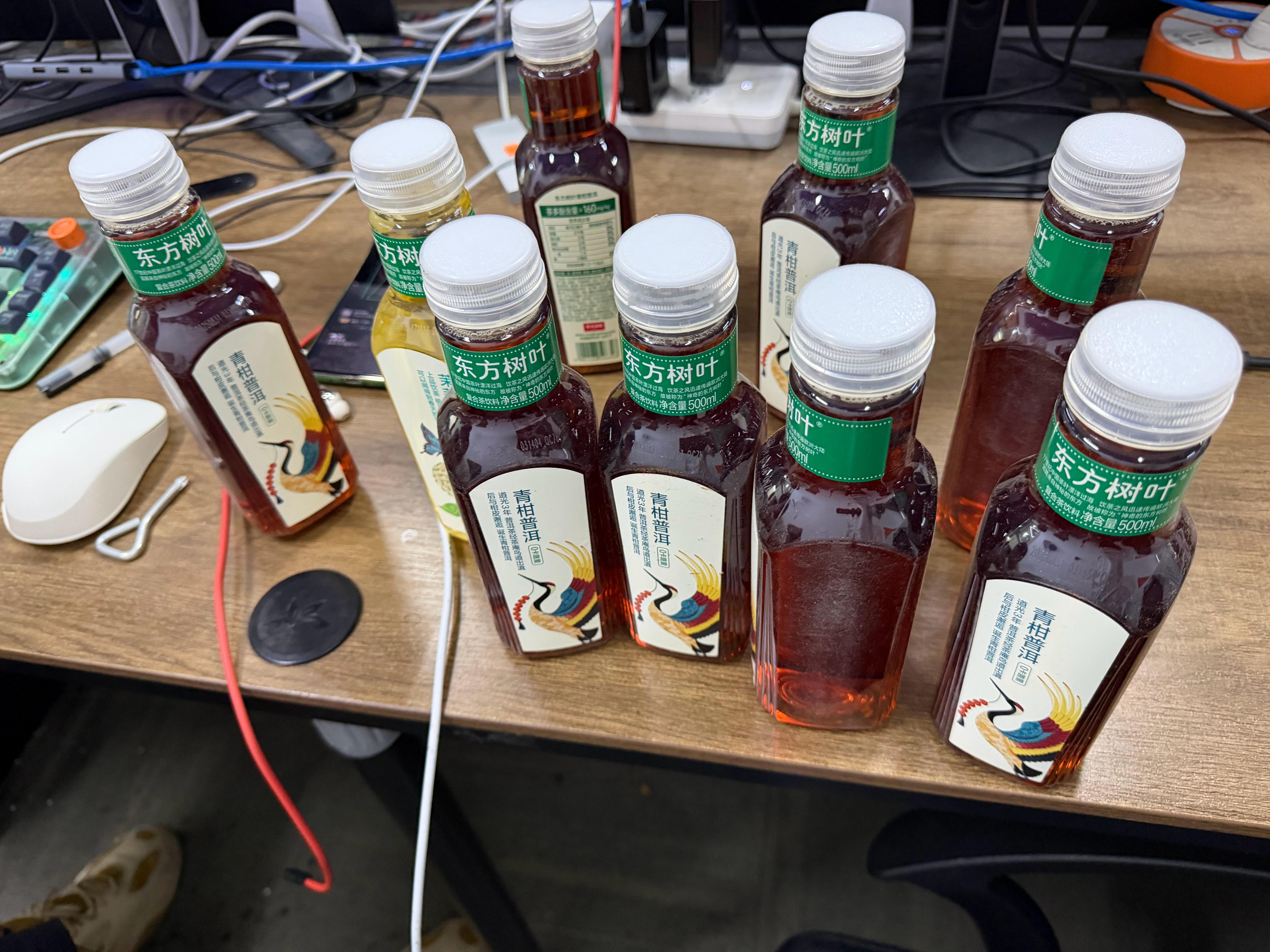 同事喝饮料的习惯发生质的改变，从每天的可乐雪碧换成了东方树叶，唯独不怎么喝无色无