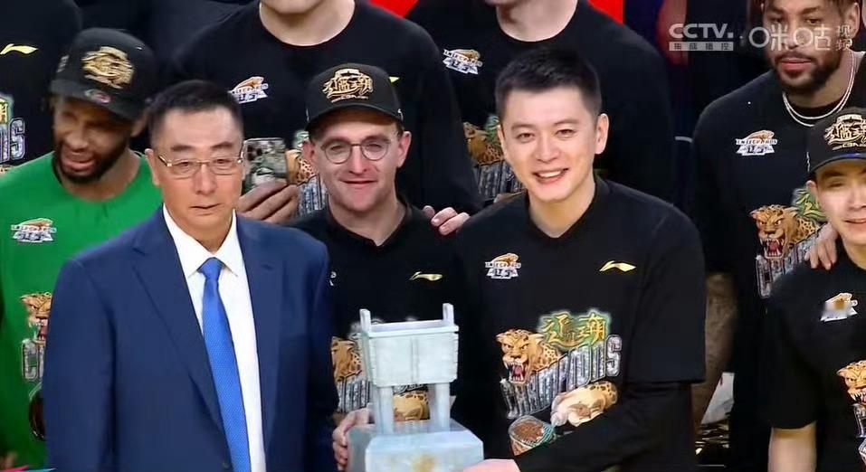 辽宁队官宣：杨鸣指导因身体原因辞去主教练之职，乌戈再次接替。三连冠的画面好像就在