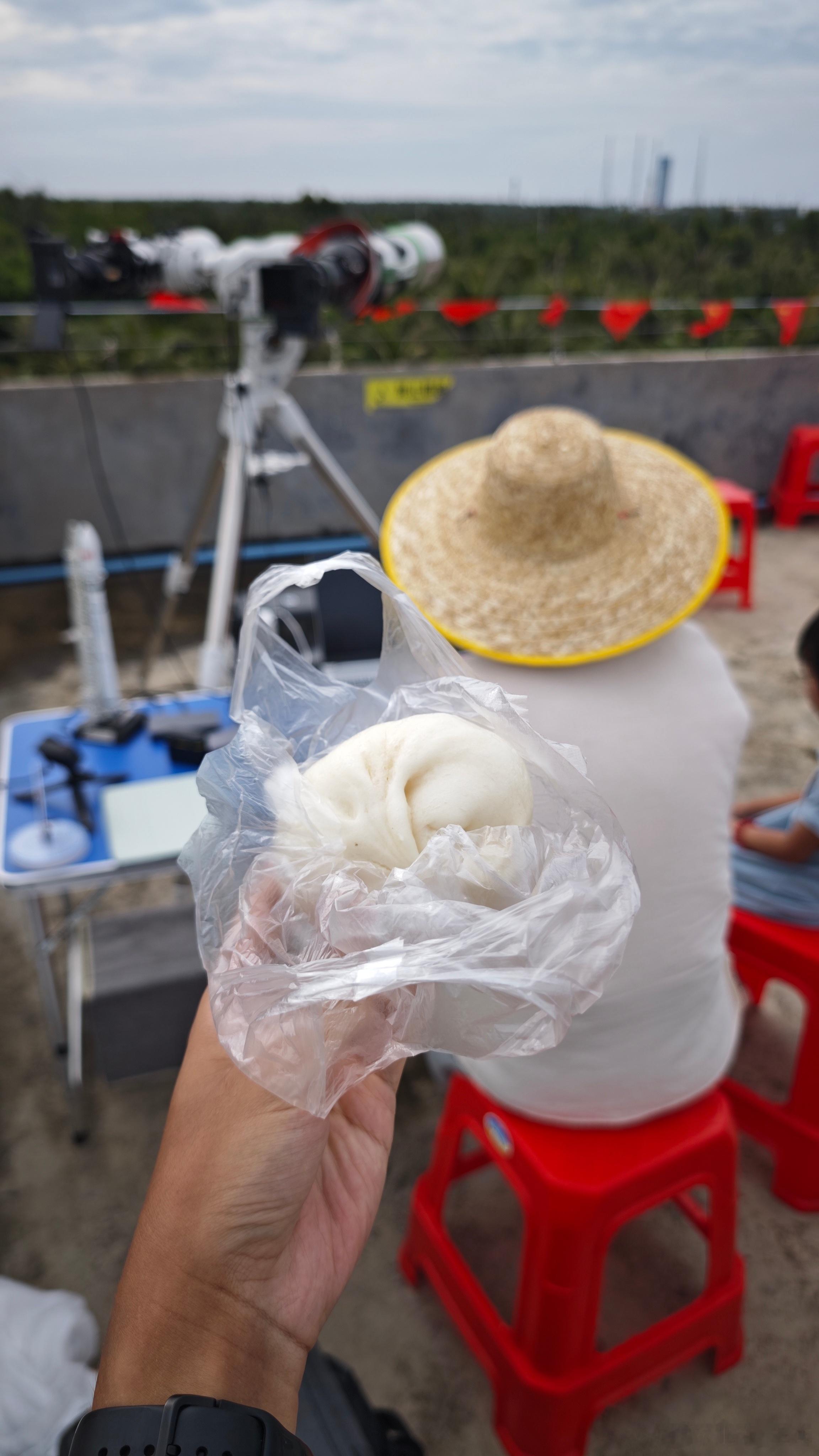 吃个饭饭，马上上播 