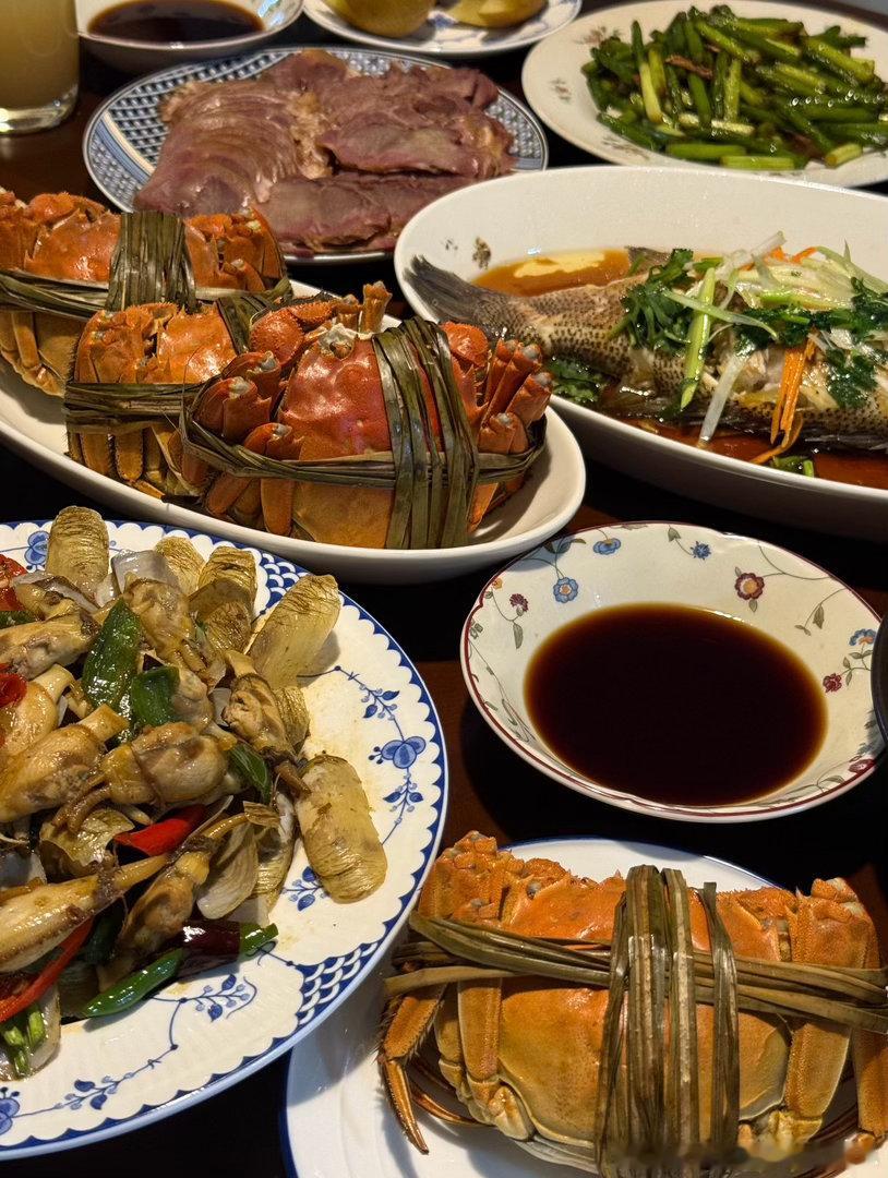 忙完一天才想起，补发中秋的这顿晚饭。饭菜算不上丰盛，一家人围坐在一起，便是最好的