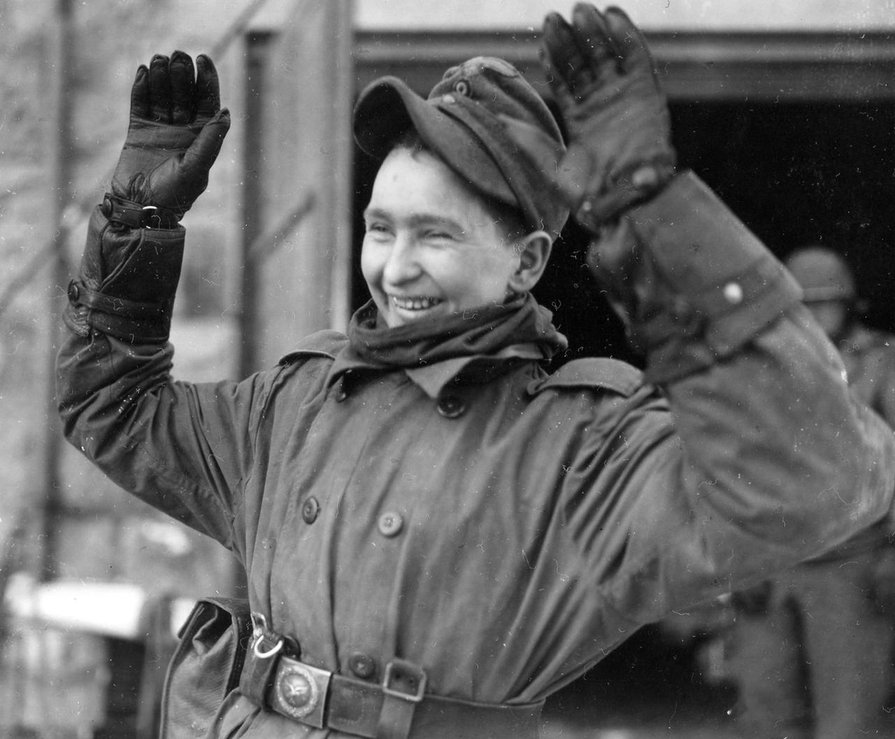 唉，现在笑，有哭的时候——1945 年，比利时，韦韦尔茨市。美国陆军第 1 步兵