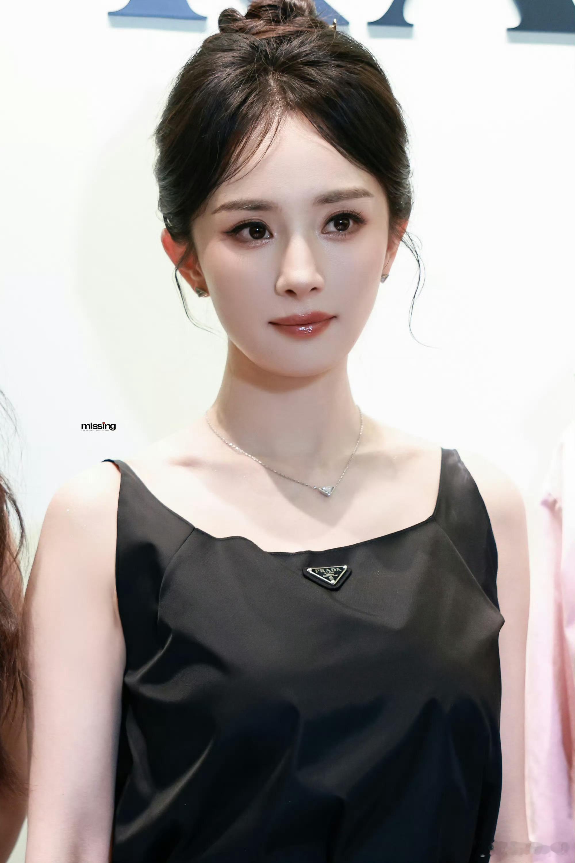 杨幂打破了Prada魔咒prada签了杨幂口碑越来越好杨幂打破了Prada魔咒，
