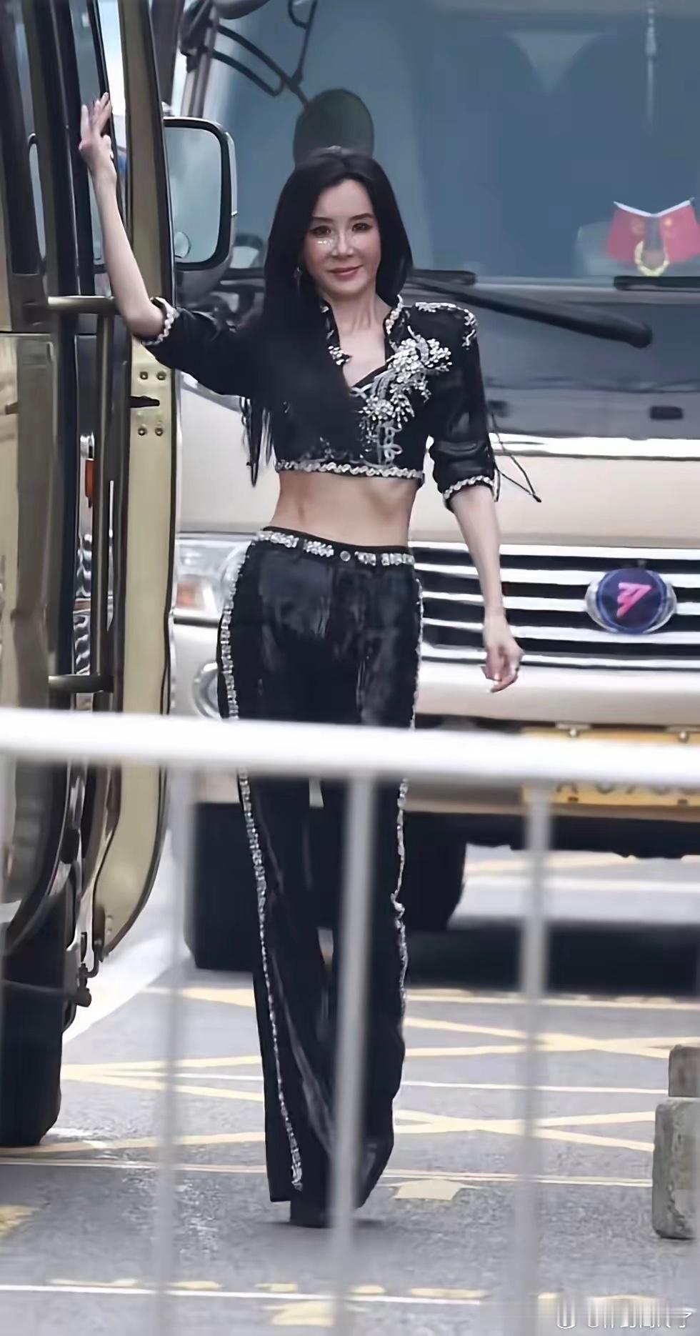 女演员的瘦，是常人难以想象的。奔六的萧蔷，奔五的温峥嵘。萧蔷肋条骨清晰可见，这就