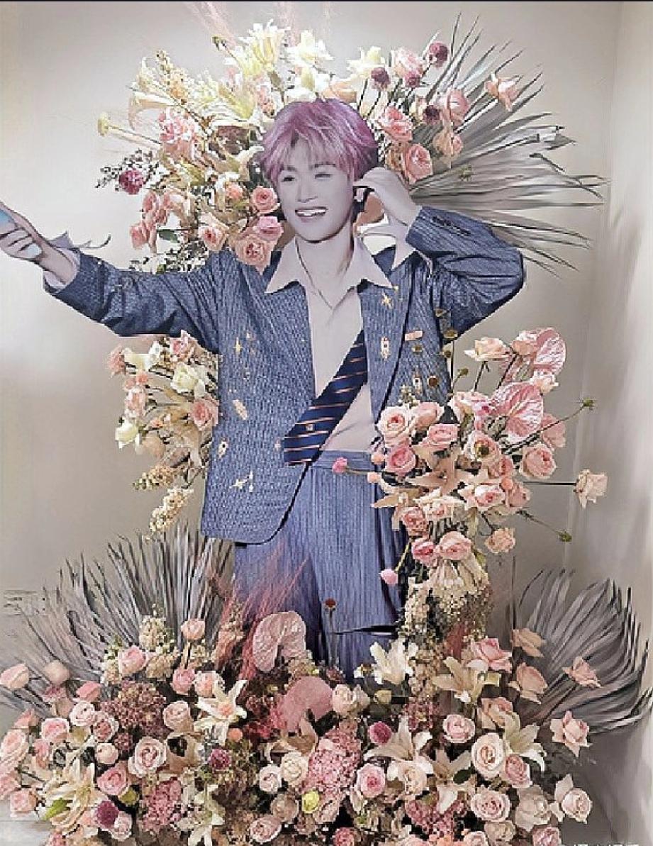 南京奥体中心被蓝紫色花海淹了！梓渝演唱会花篮卷出新高度，却藏着争议
 
谁见过1