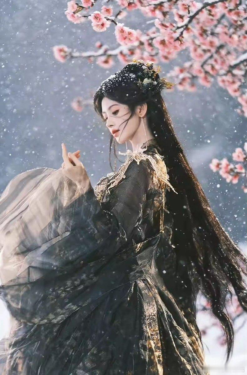 鞠婧祎好权威一张脸，根本移不开眼，妥妥的古言小说封面！ ​​​
