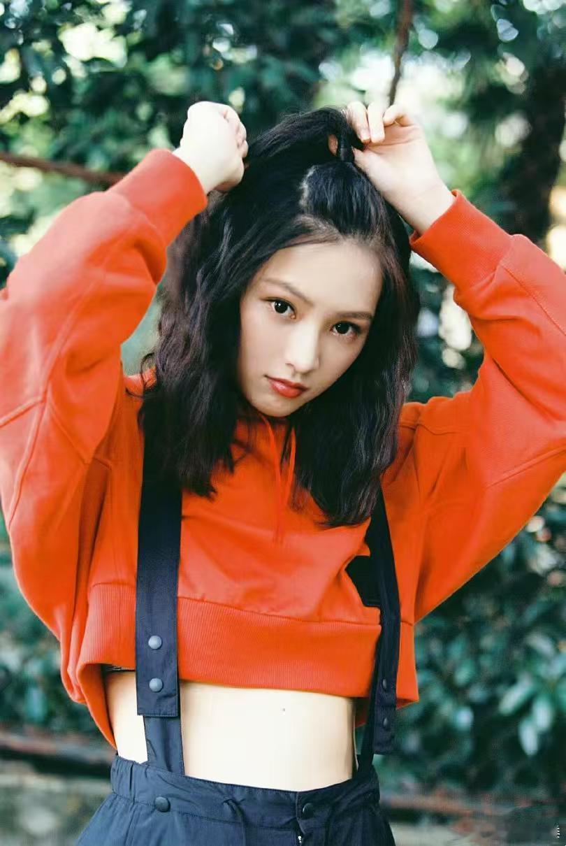 黄灿灿好一朵蓝色妖姬 纱雾遮面造型氛围感十足，破碎感与疏离感完美融合，黄灿灿精准