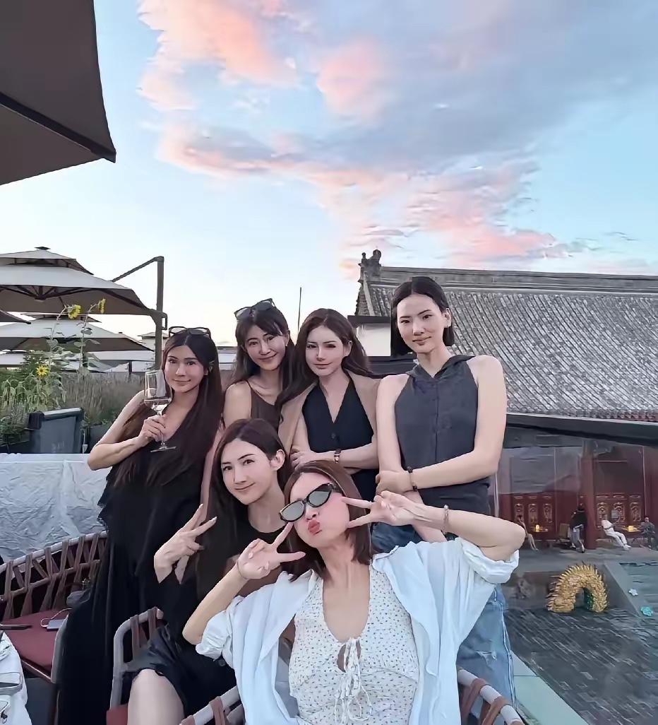 小梅的闺蜜也很幸福，小梅让她们多次来玩了，就当旅游了，结婚，孩子百日，都是一个没