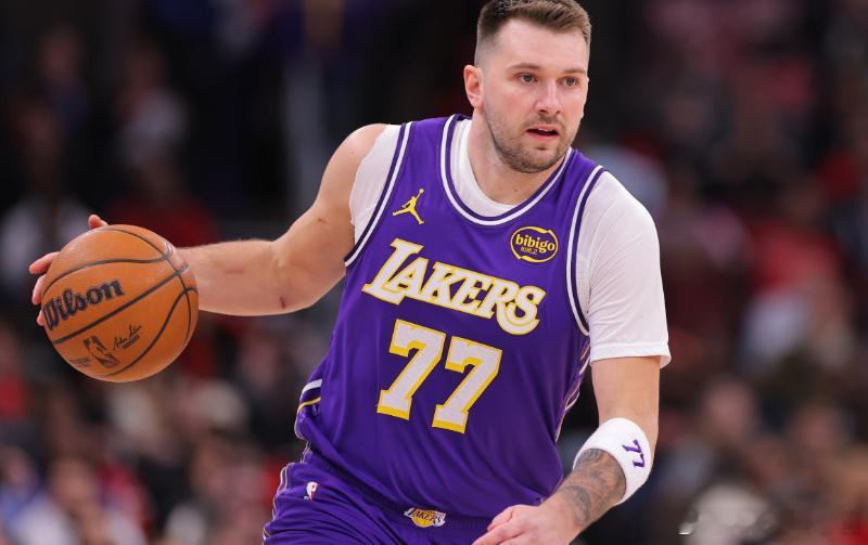 湖人明天主场迎战勇士，球队发布本场比赛伤病报告。东契奇因左腿筋拉伤缺阵，蒂耶罗右