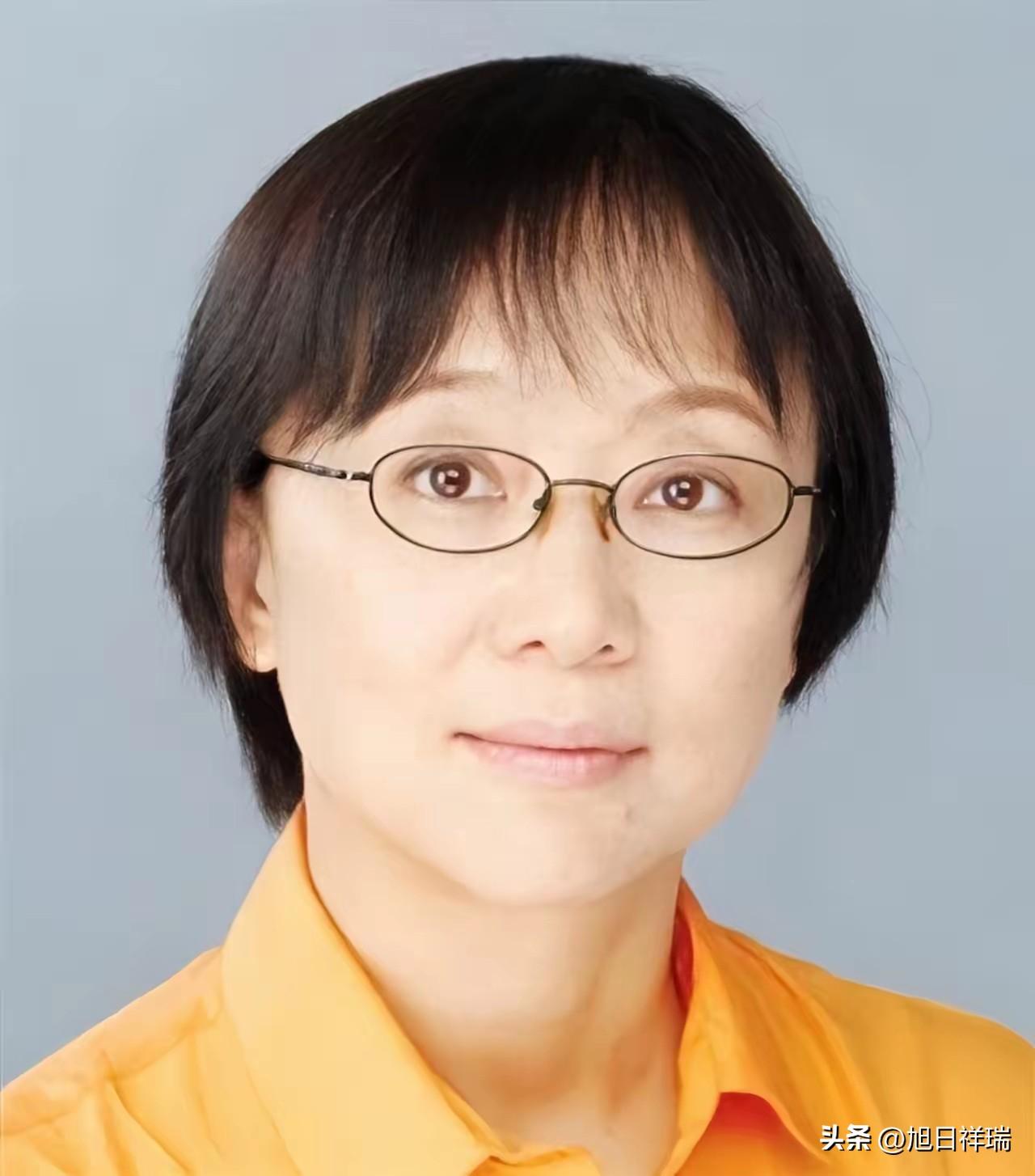 1977年冬天，19岁的纺织厂女工袁钧瑛攥着全市理科状元的成绩单，躲在弄堂角落里