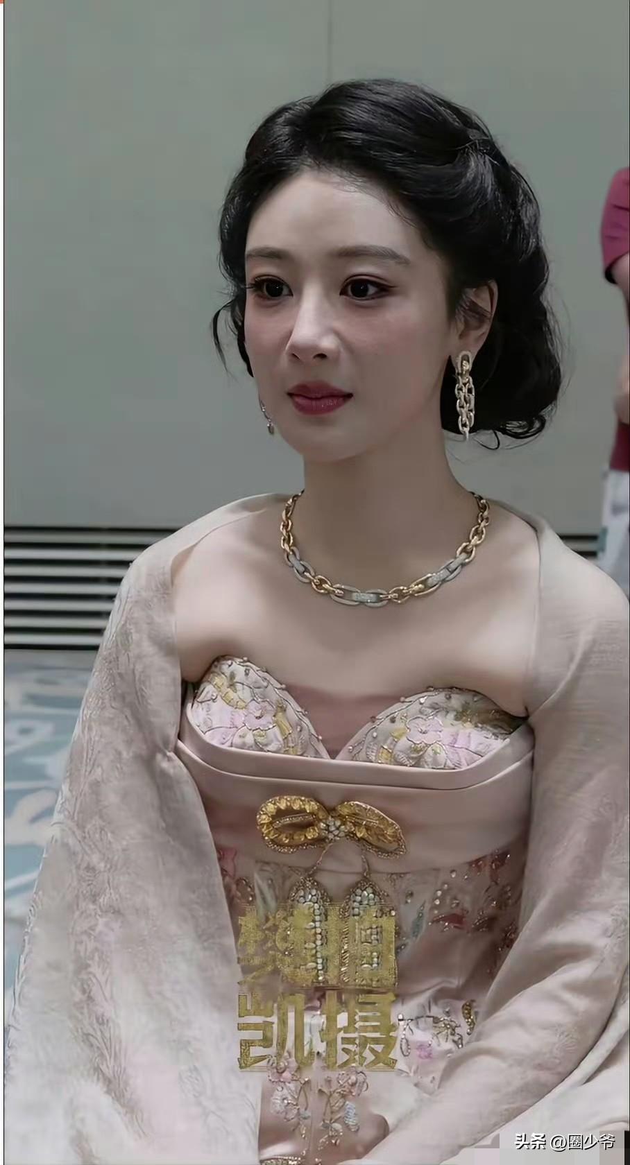 原来价值50万元的礼服也会这么不合身啊！杨紫刚刚拿下白玉兰视后的那套礼服，在舞台