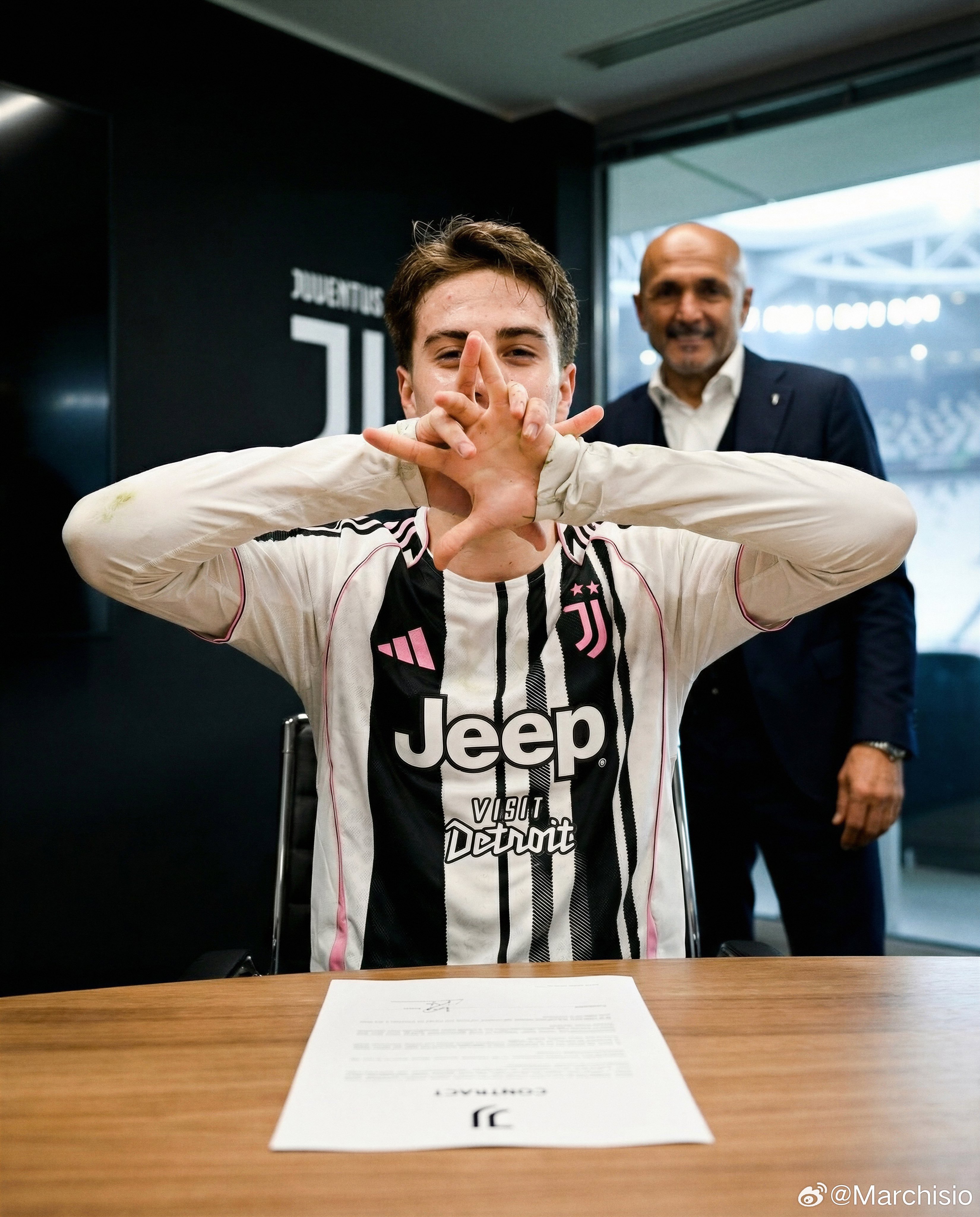 都灵体育报：请告诉伊尔迪兹，他是个超级明星。或者最好别，别告诉他。这样更好，因为