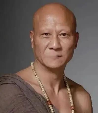 一次，计春华去景区游玩，没想到刚进门就被两名警察拦下，计春华大为不解：“我也没做