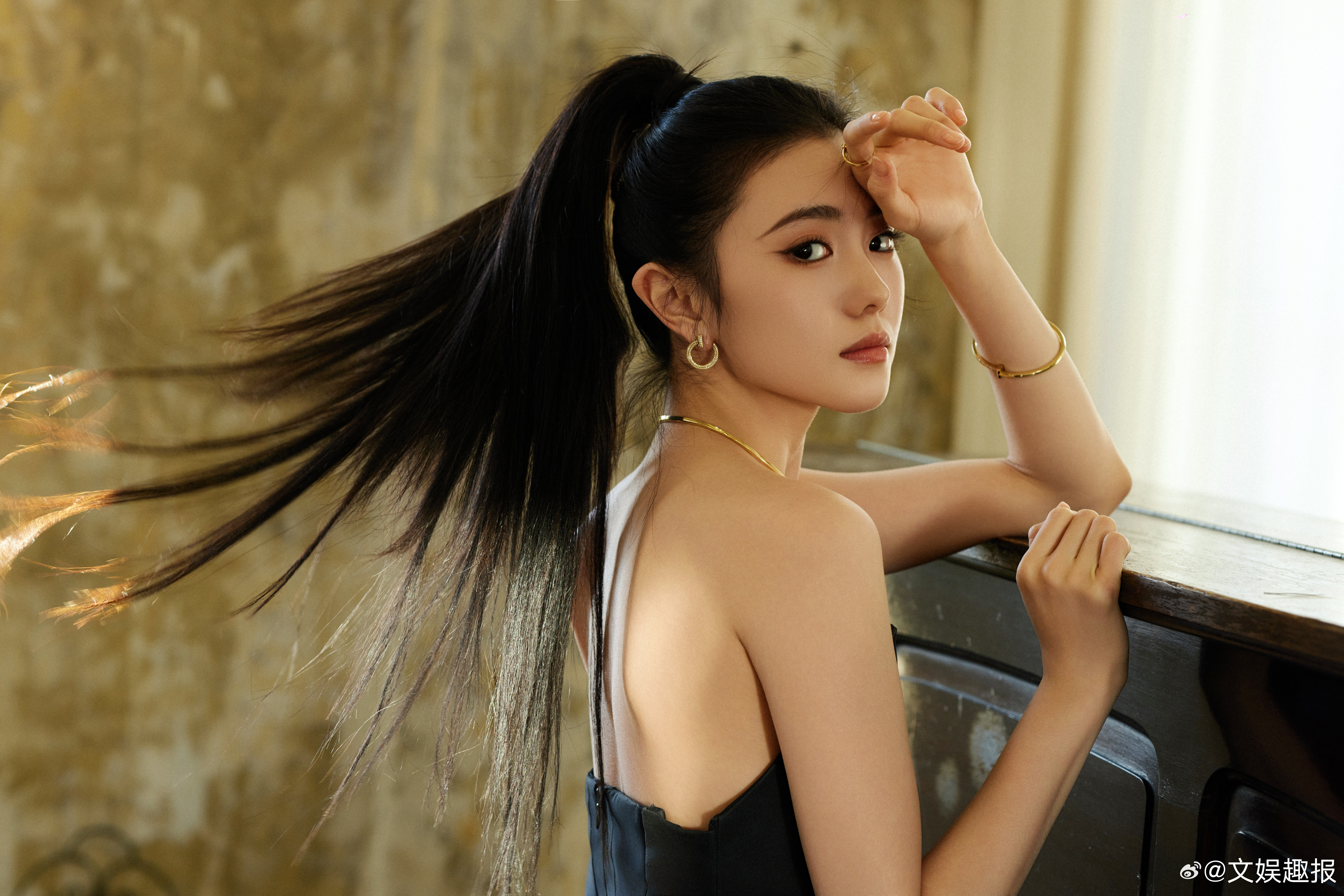 刘浩存妥妥的冷感淡颜女神 刘浩存真是冷感与甜美的完美结合，冷艳如冰山，笑起来却又