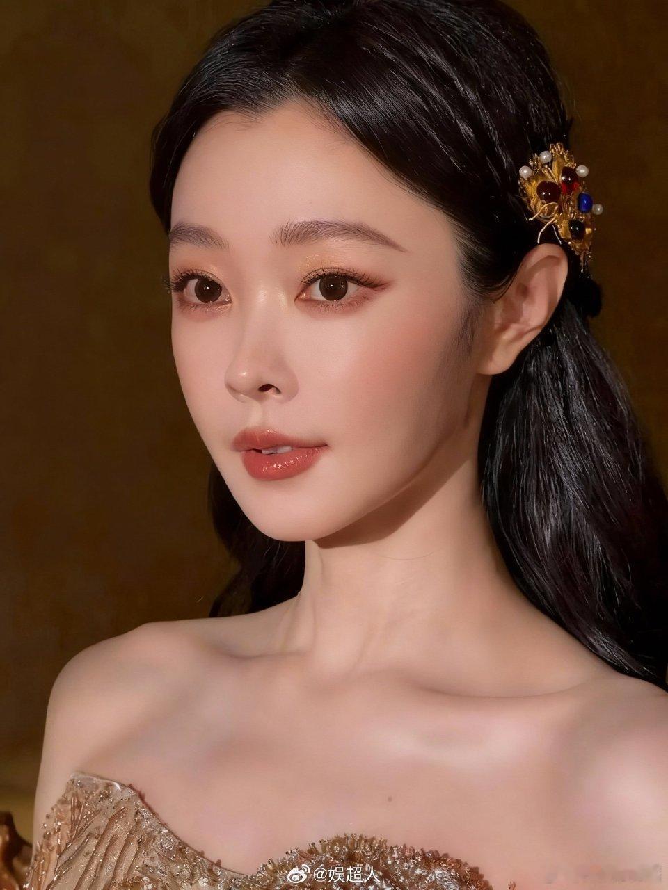 宋轶鎏金女神宋轶鎏金长裙美到发光呀✨美的若不开眼 贵气十足我们潮宏基珠宝代言人宋