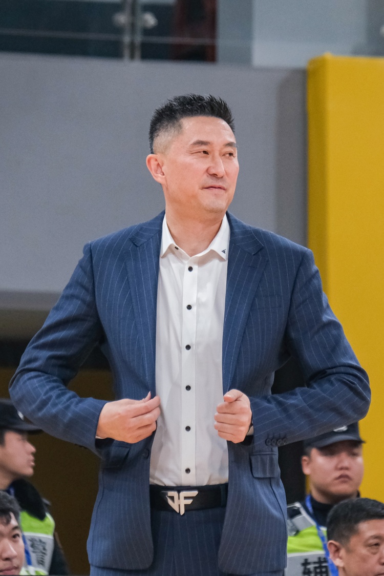 辽粤大战不愧是中国篮球的春晚！广东vs辽宁等词条冲上微博热搜