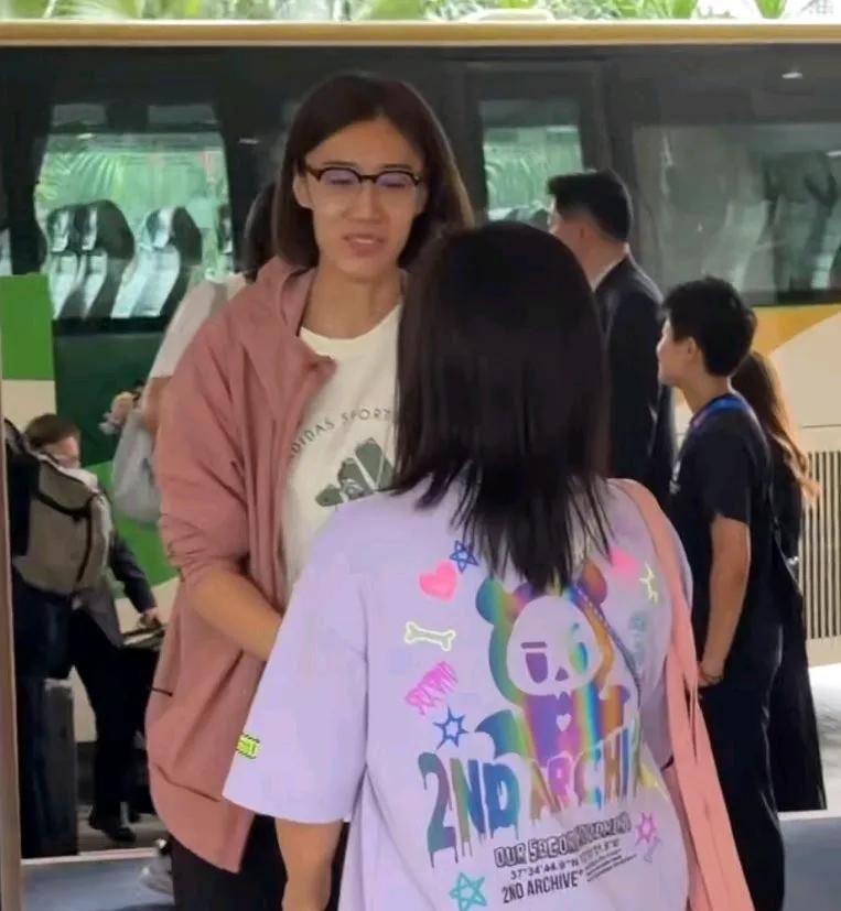 中国女排抵达香港，李盈莹在列
下周三，世界女排联赛第二周的比赛就将开始。中国女排