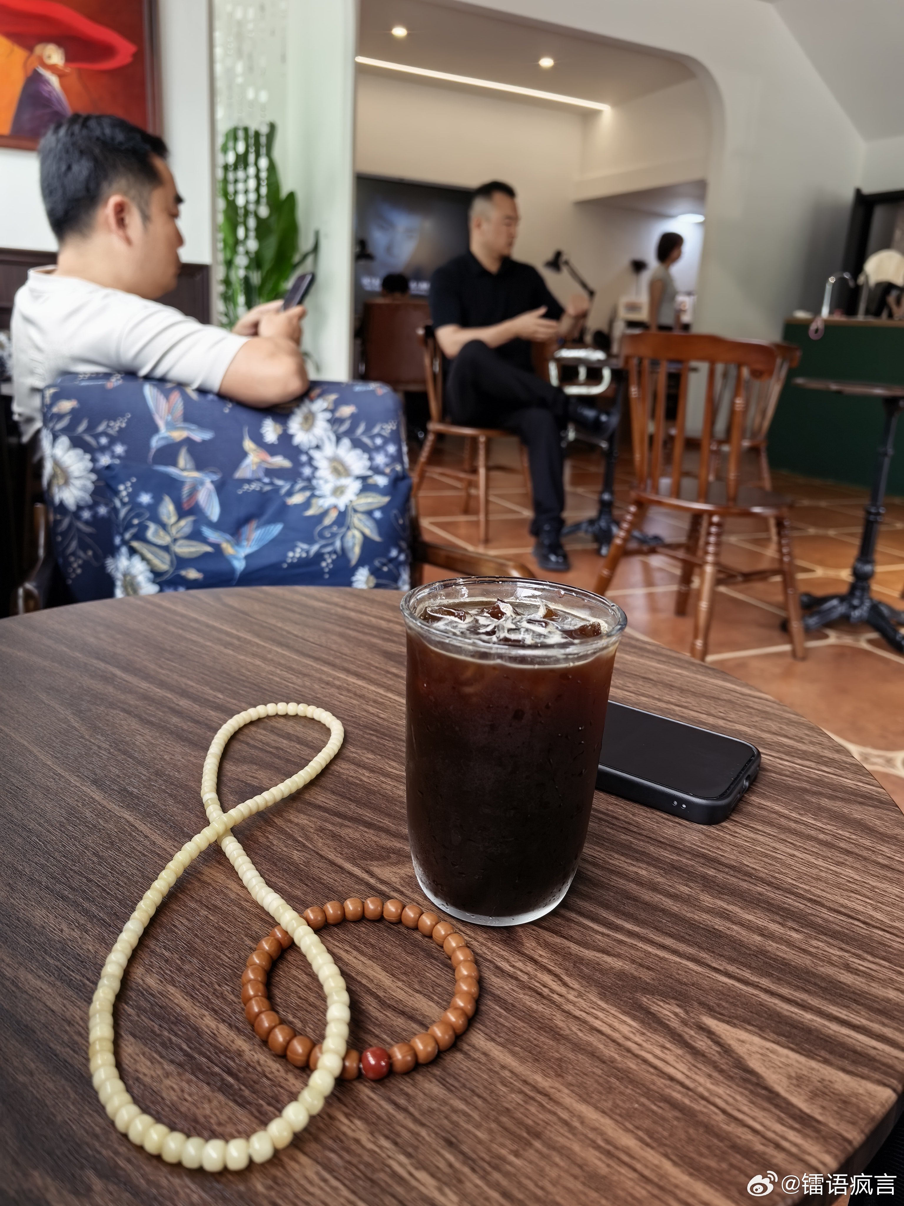 我的合伙人搞了个副业，在衢州新开一家美甲店，分上下两层，一楼咖啡吧二楼美甲，环境