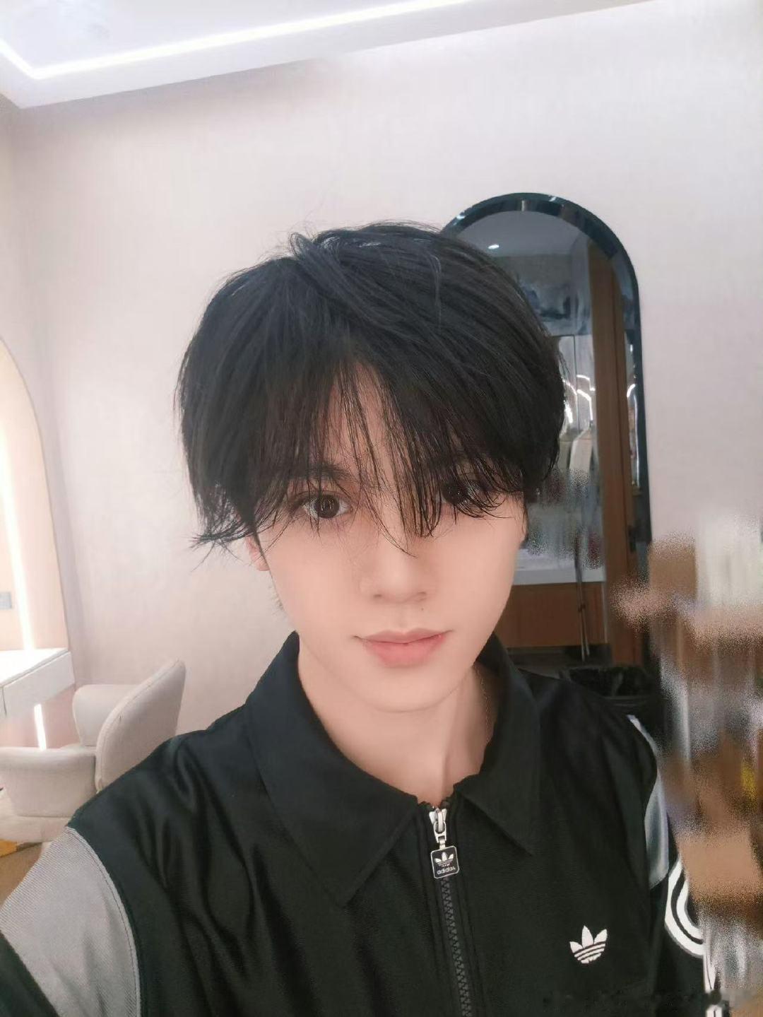 左航松弛感随拍左航潦草状态自拍 依旧美萌 