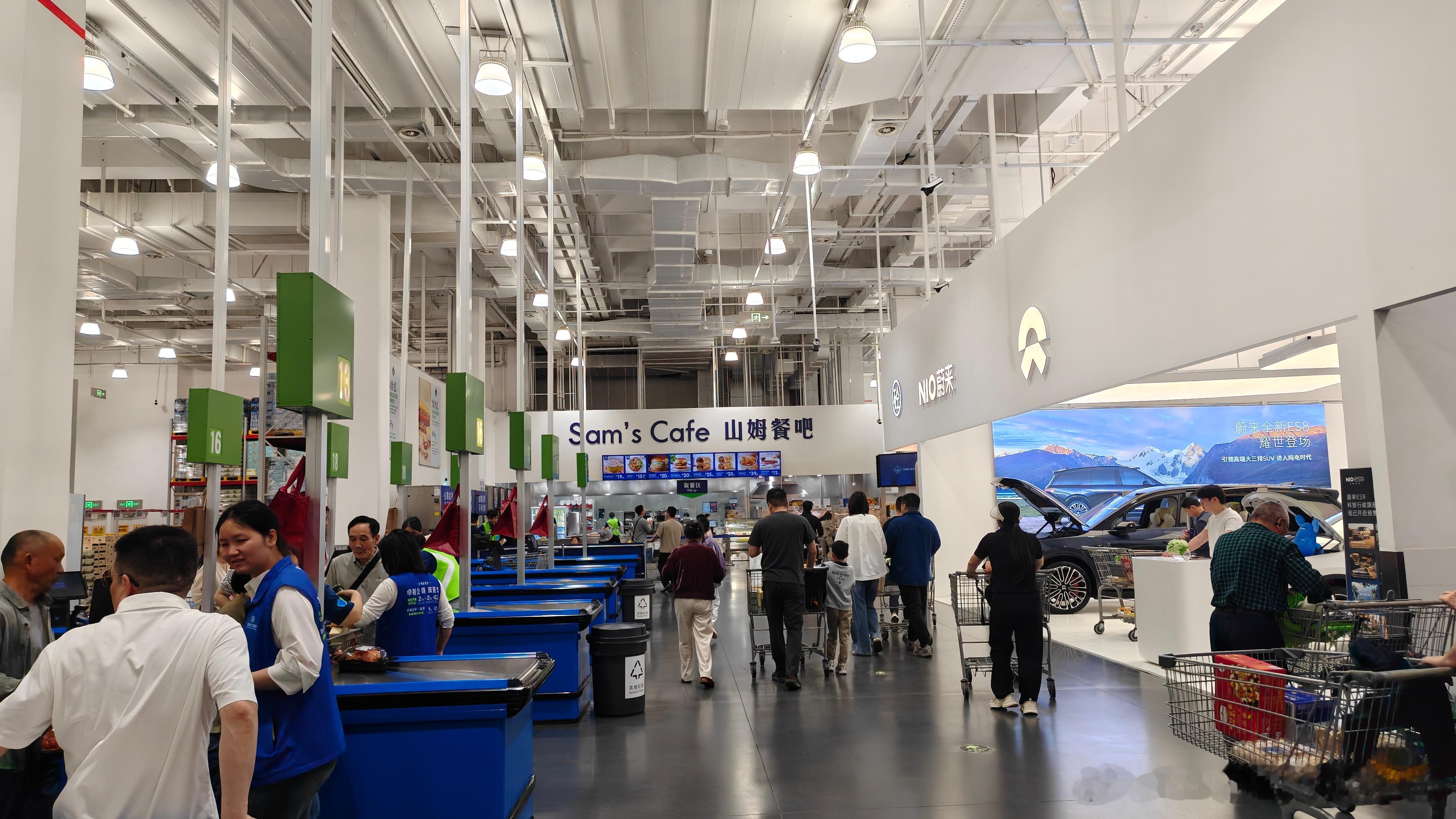 打开超大的前备箱，在用户最需要的场景下，直击痛点蔚来汽车