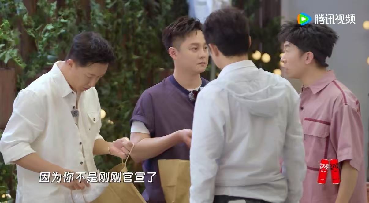 杨迪给韩庚的礼物是孕妇枕头 谁还没被杨迪这波贴心操作暖到？知道韩庚有了二胎，特意