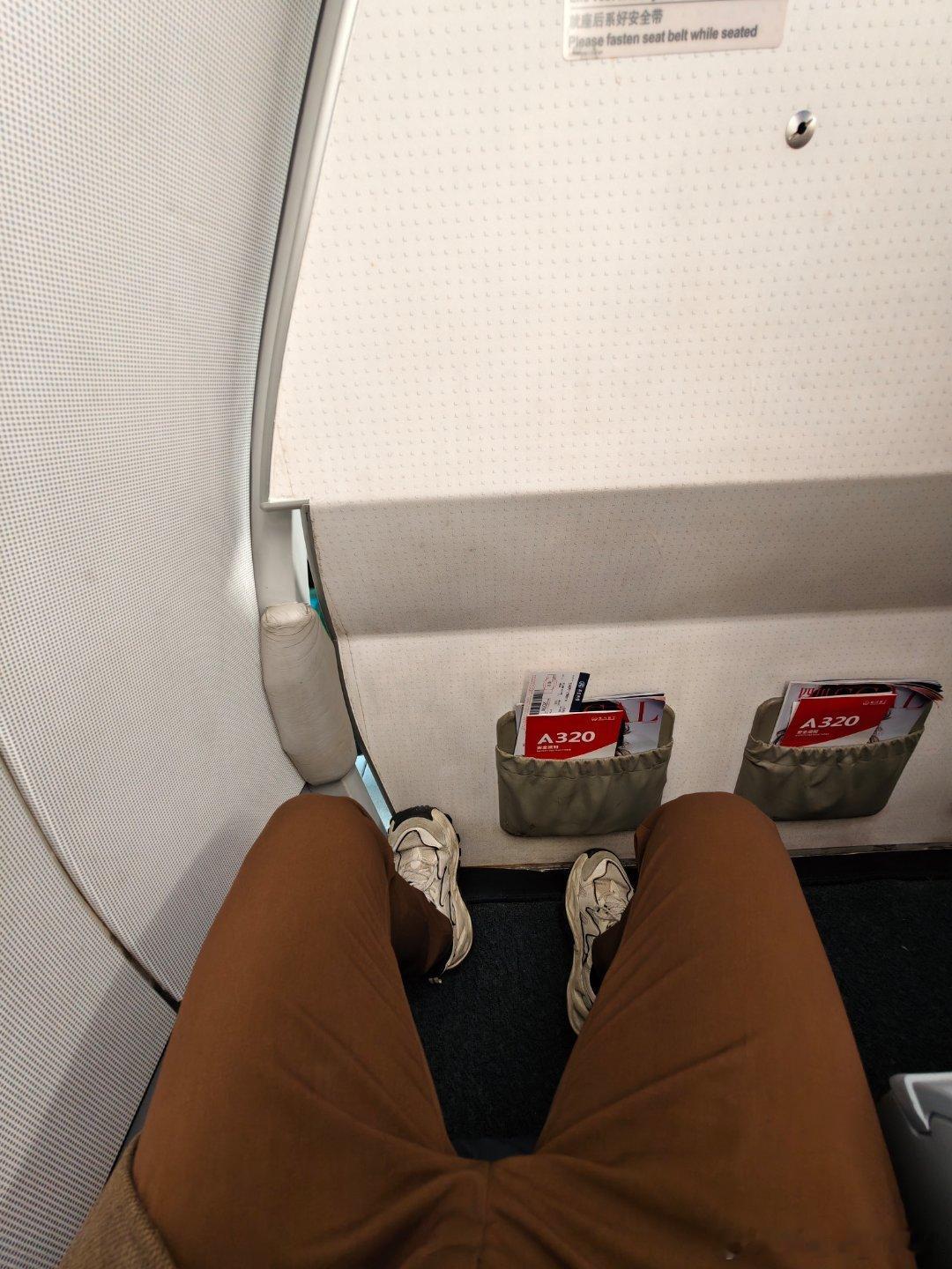 这趟航班没有公务舱所以我坐第一排四舍五入就是公务舱我真牛逼就是214这个第一排也