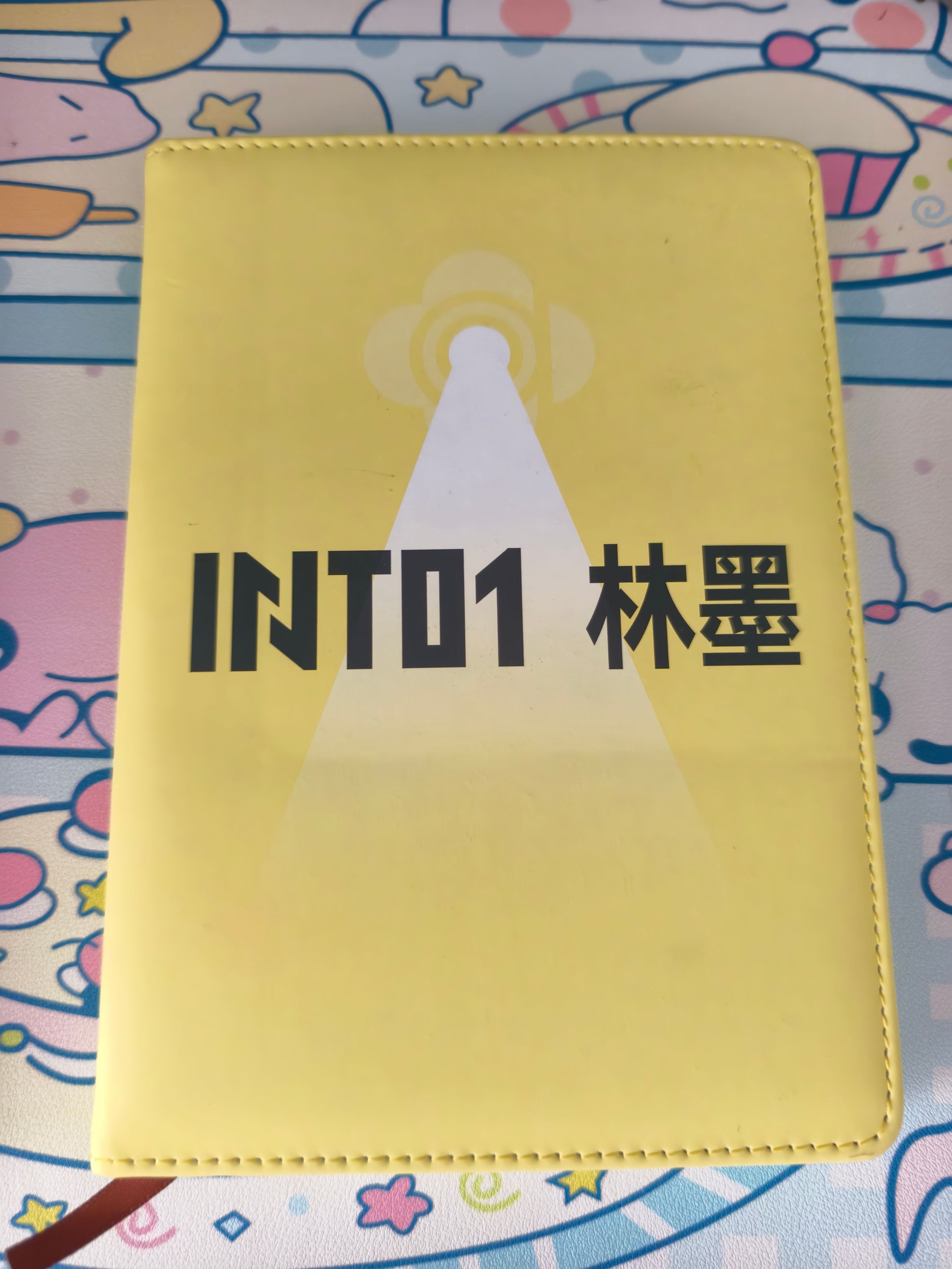 忽然翻到以前的本子 里面还夹着照片
