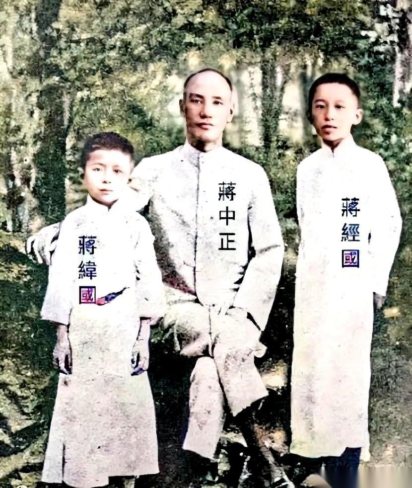 一张据传拍摄于1921年的老照片。
照片正中间坐着一个穿长衫的男人，神态还很拘谨