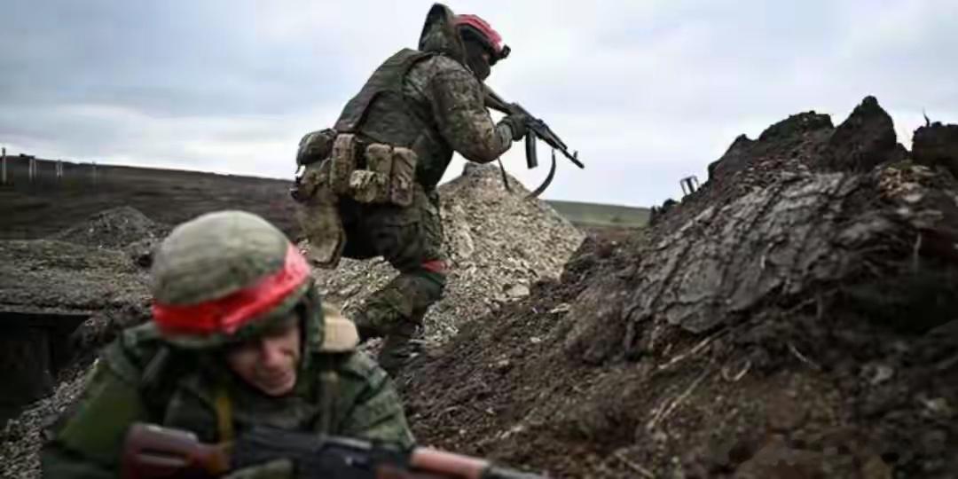 俄罗斯没料到-红军城巷战有美国人：俄军突击队打红眼了全都打死。凌晨的红军城，空气